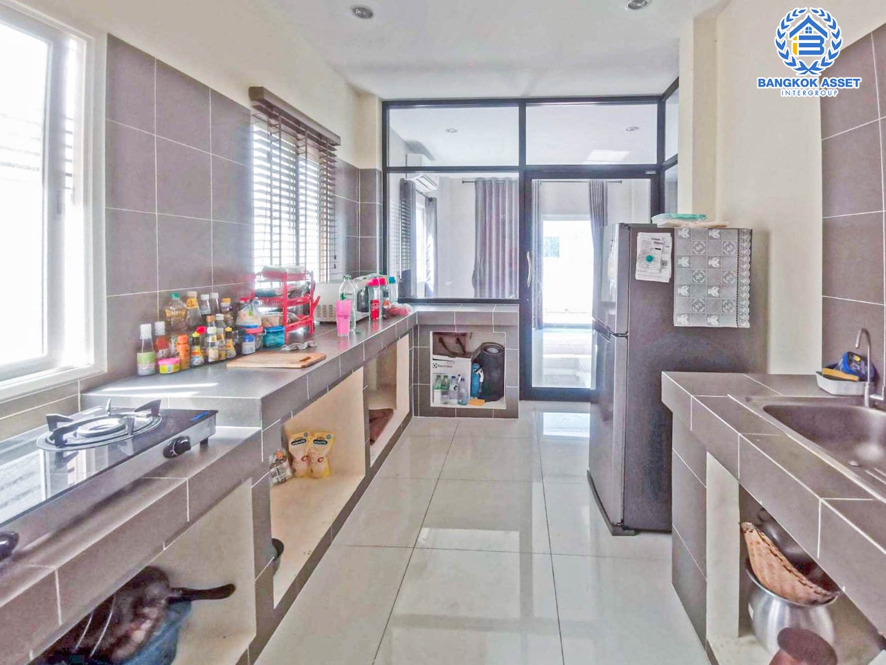 *****บ้านเดี่ยวมือสอง ม.ธารา ราชพฤกษ์-ปิ่นเกล้า บ้านสวย พร้อมอยู่ เนื้อที่ 55.8 ตร.ว. ฟังก์ชัน 3 ห้องนอน 3 ห้องน้ำ 2 ที่จอดรถ แถมฟรี !!! เครื่องปรับอากาศ 3 เครื่อง บนทำเลเชื่อมสู่ถนนกาญจนาภิเษก ใกล้รถไฟฟ้าสายสีแดง "สถานีตลิ่งชัน" และจุดขึ้นทางด่วน "ศรีรัช"รายล้อมด้วยสิ่งอำนวยความสะดวกครบครัน